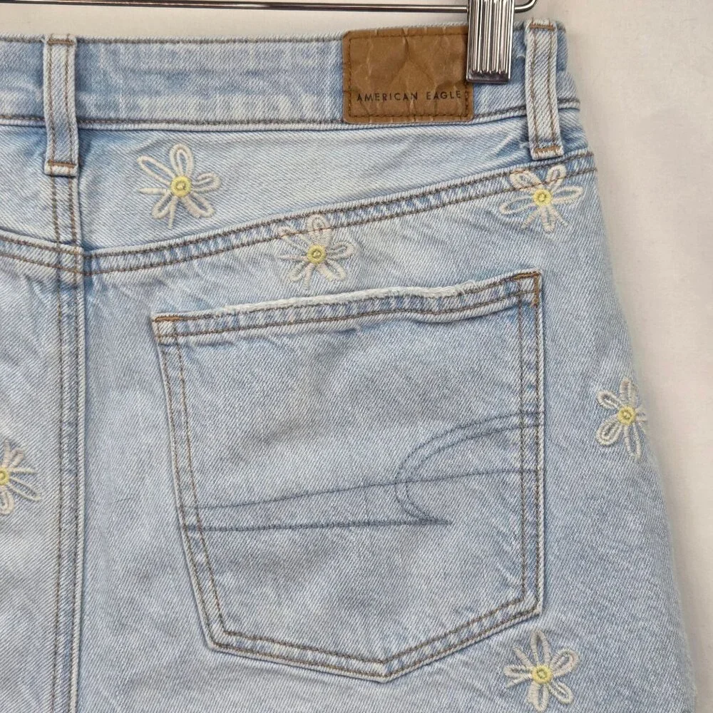 American Eagle Light Wash Daisy Embroidered Denim Shorts Size 4